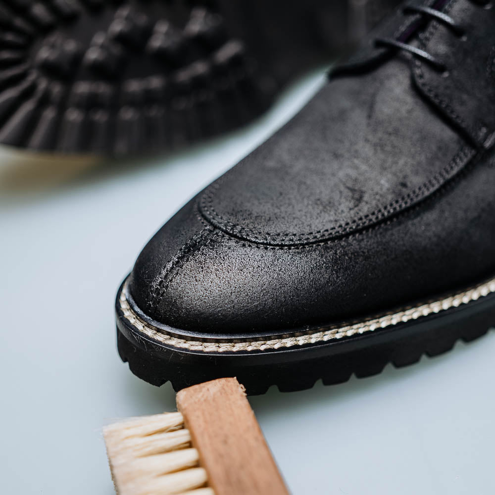 CAMPO Sueded Goatskin Lace-Up with Wax Finish | Black