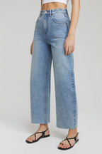 Moon Curve Raw Hem Crop Jeans | HJ129