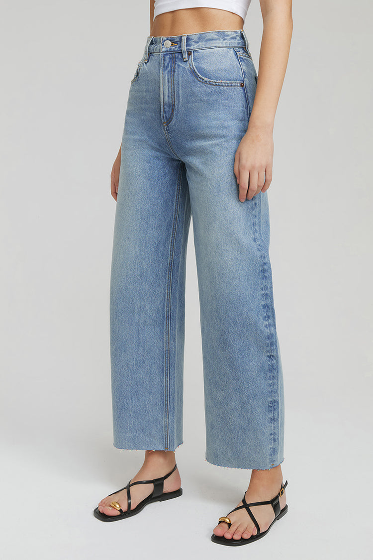 Moon Curve Raw Hem Crop Jeans | HJ129
