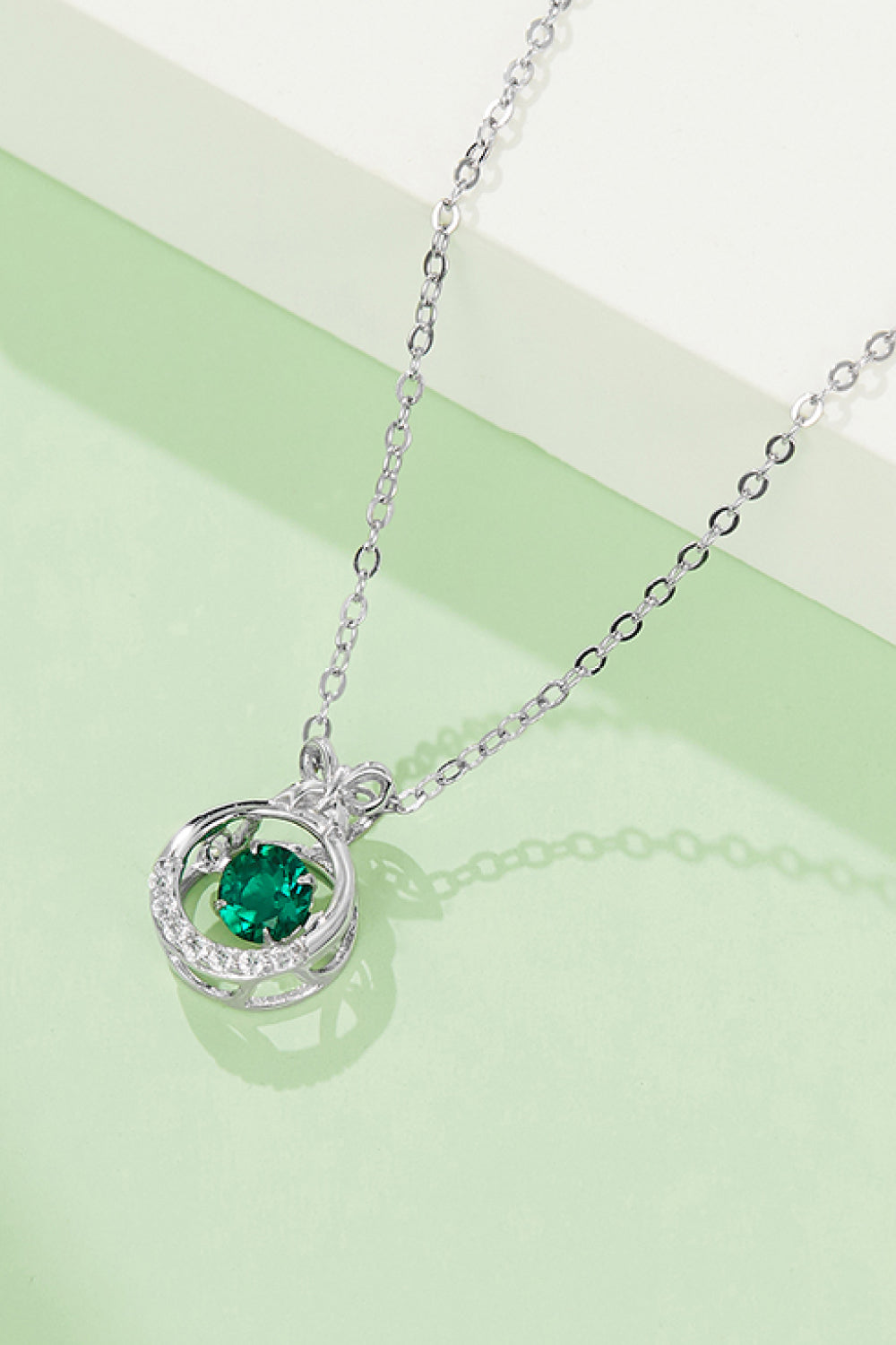 Round In 0.5 Ct Emerald Pendant Necklace in Silver