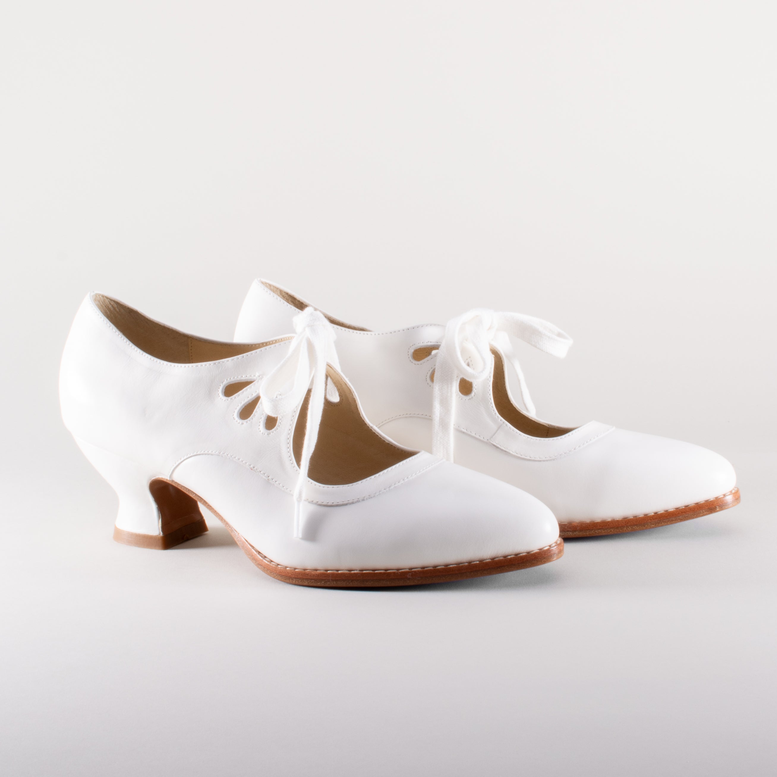 Gibson Edwardian Leather Shoes | Soft Ivory