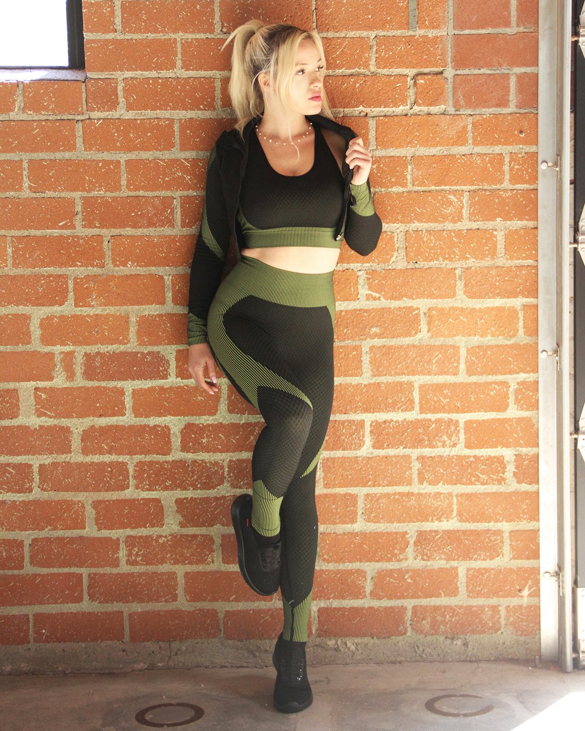Trois Seamless Jacket, Leggings & Sports Top 3 Set | Black and Green