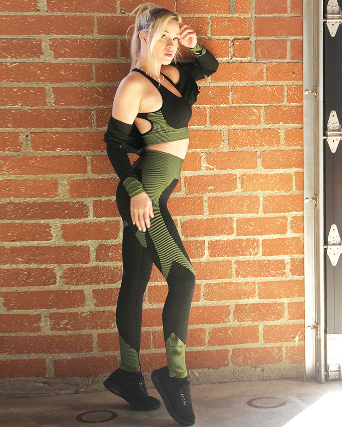 Trois Seamless Jacket, Leggings & Sports Top 3 Set | Black and Green