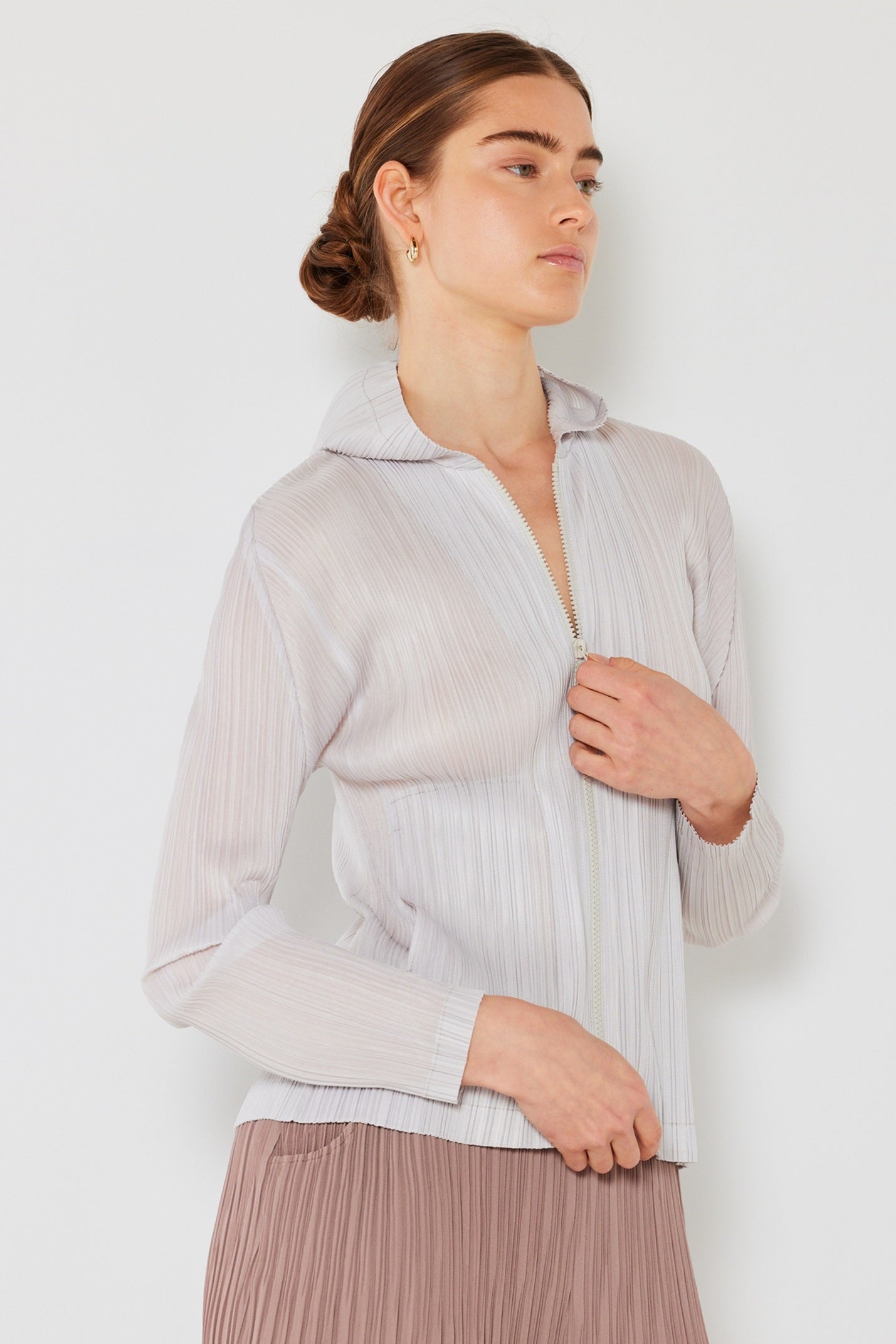 Pleated Jacket with Two-Way Zipper J01HD Light Gray