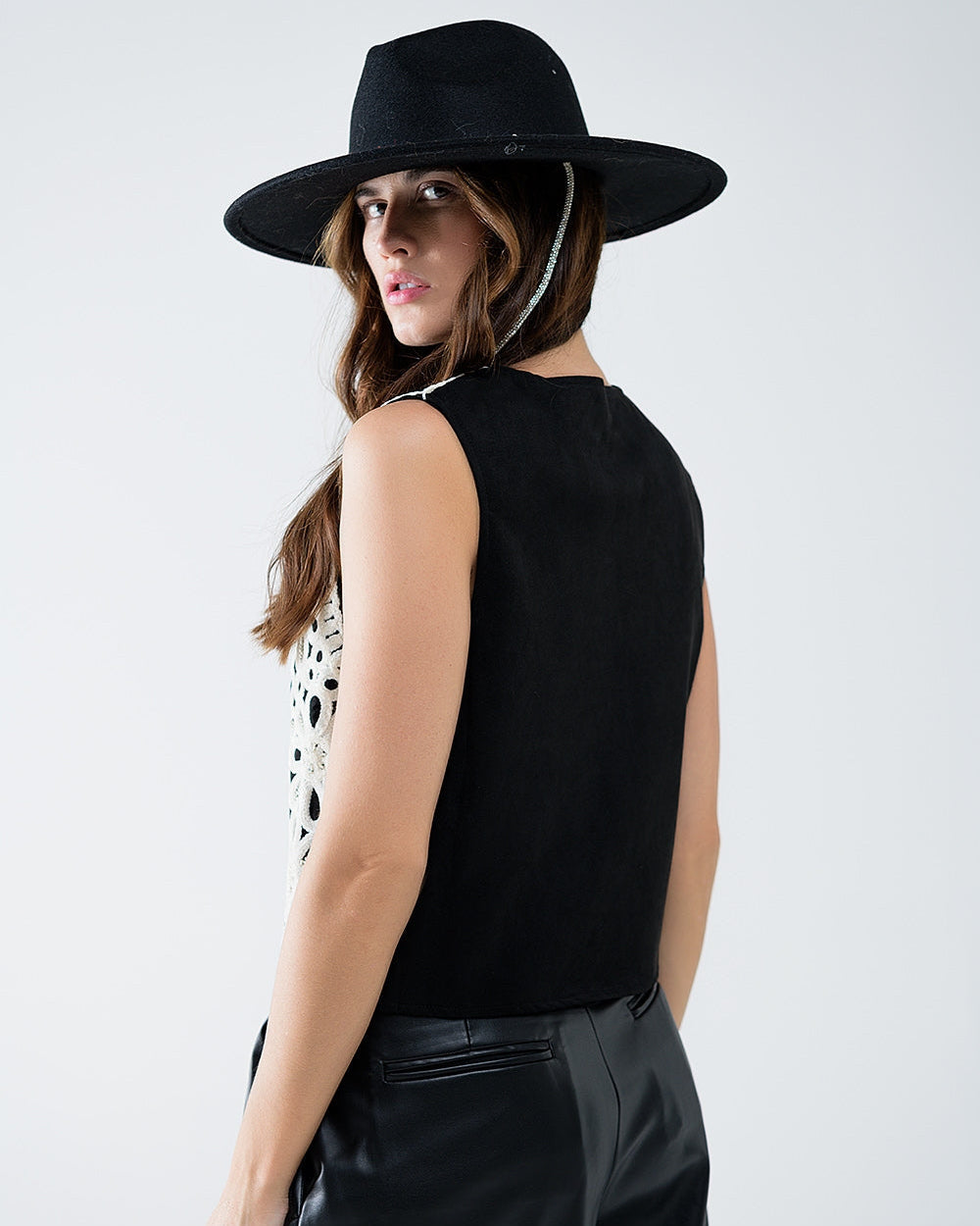 Embroidery Velvet Short Vest in White