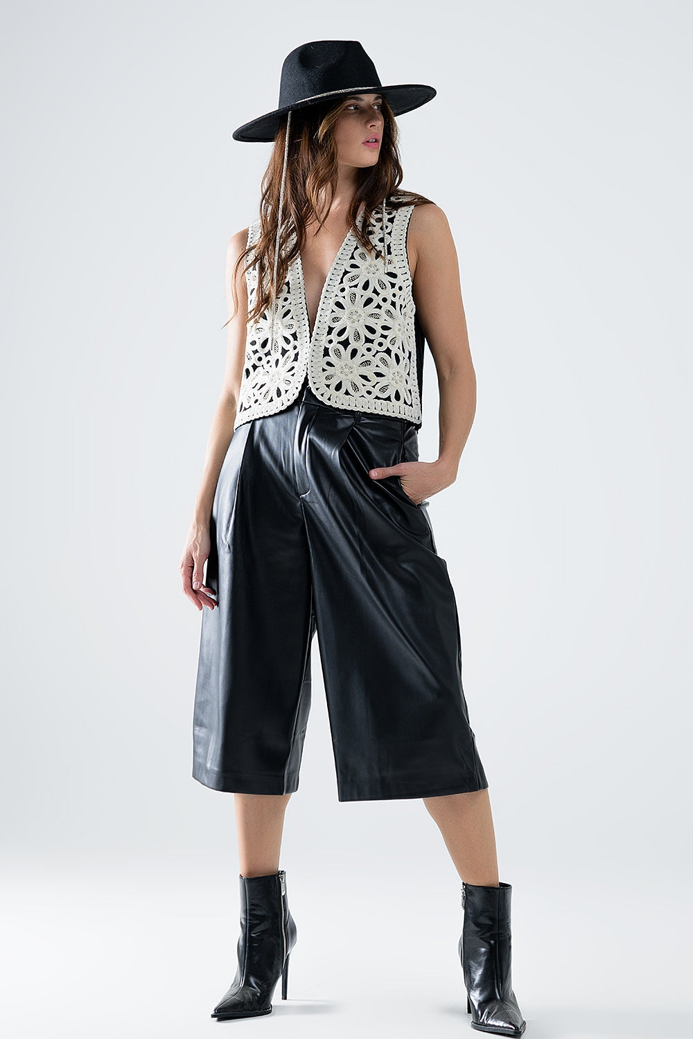Embroidery Velvet Short Vest in White