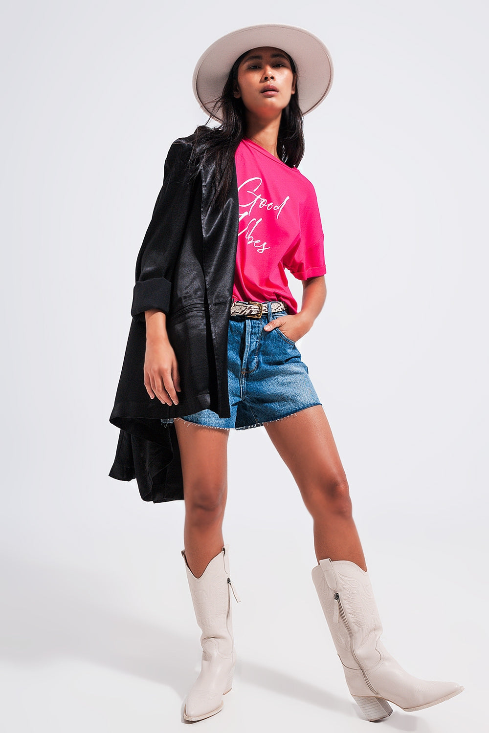 Good Vibes Slogan Tee in Fuchsia