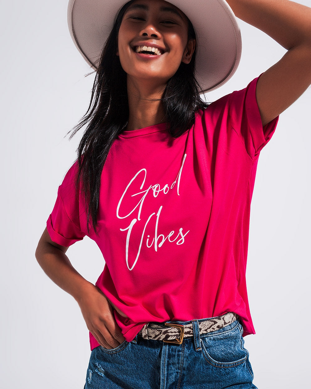 Good Vibes Slogan Tee in Fuchsia