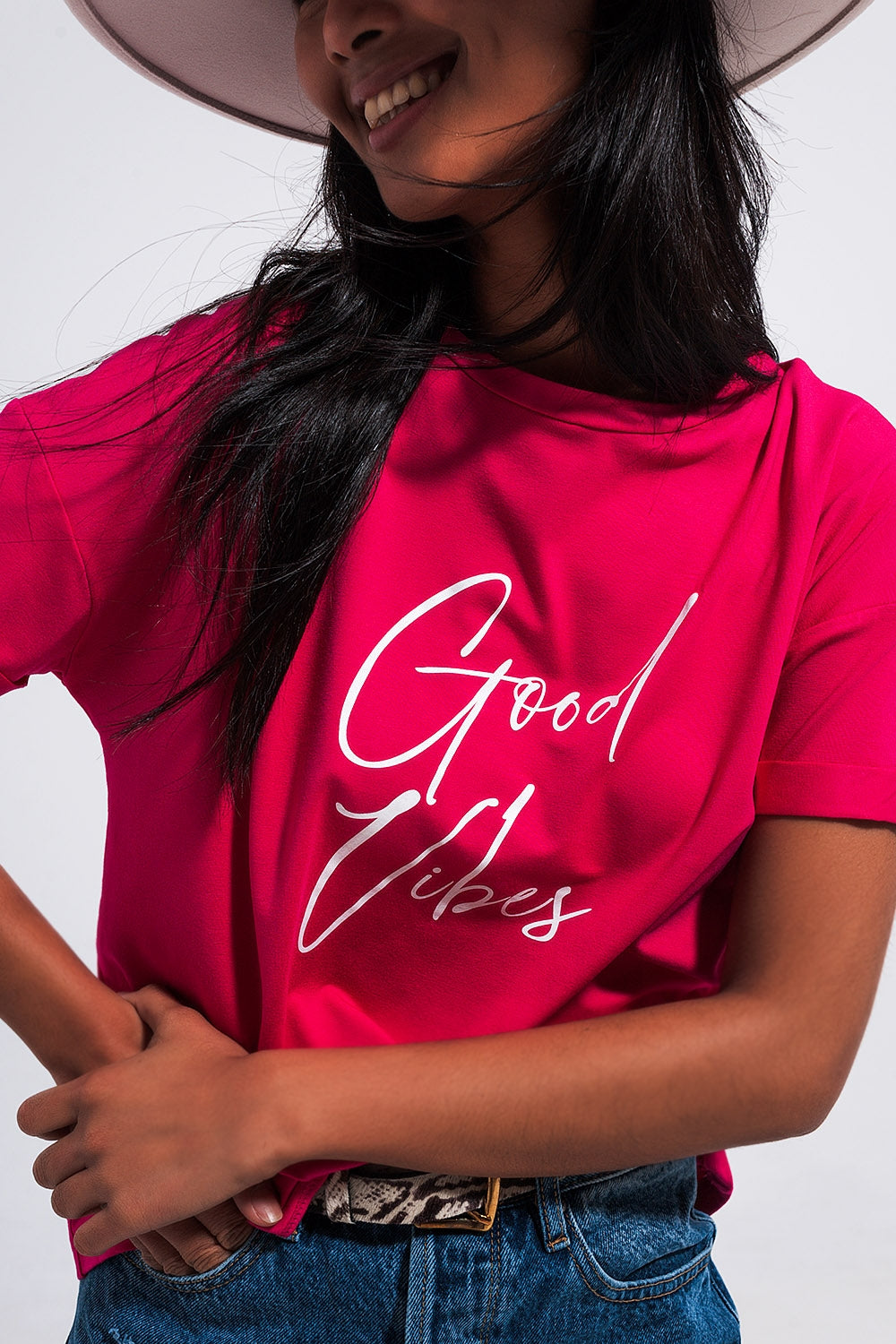 Good Vibes Slogan Tee in Fuchsia