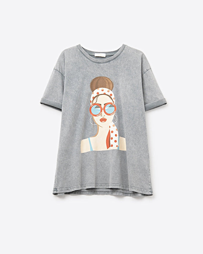 Grey T-Shirt with a Vintage Girl Graphic