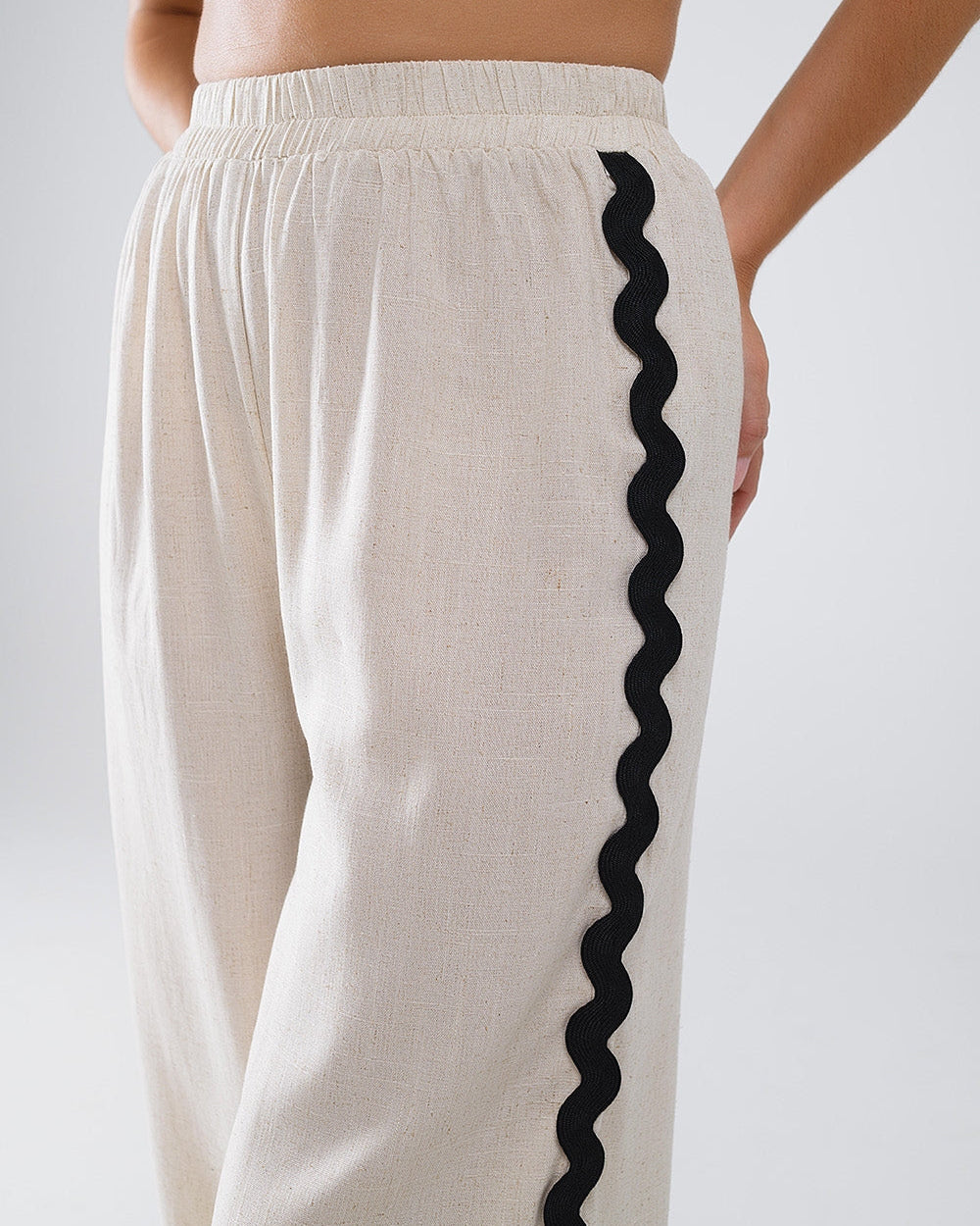 Linen Contrast Scallop Trim Pants in Beige