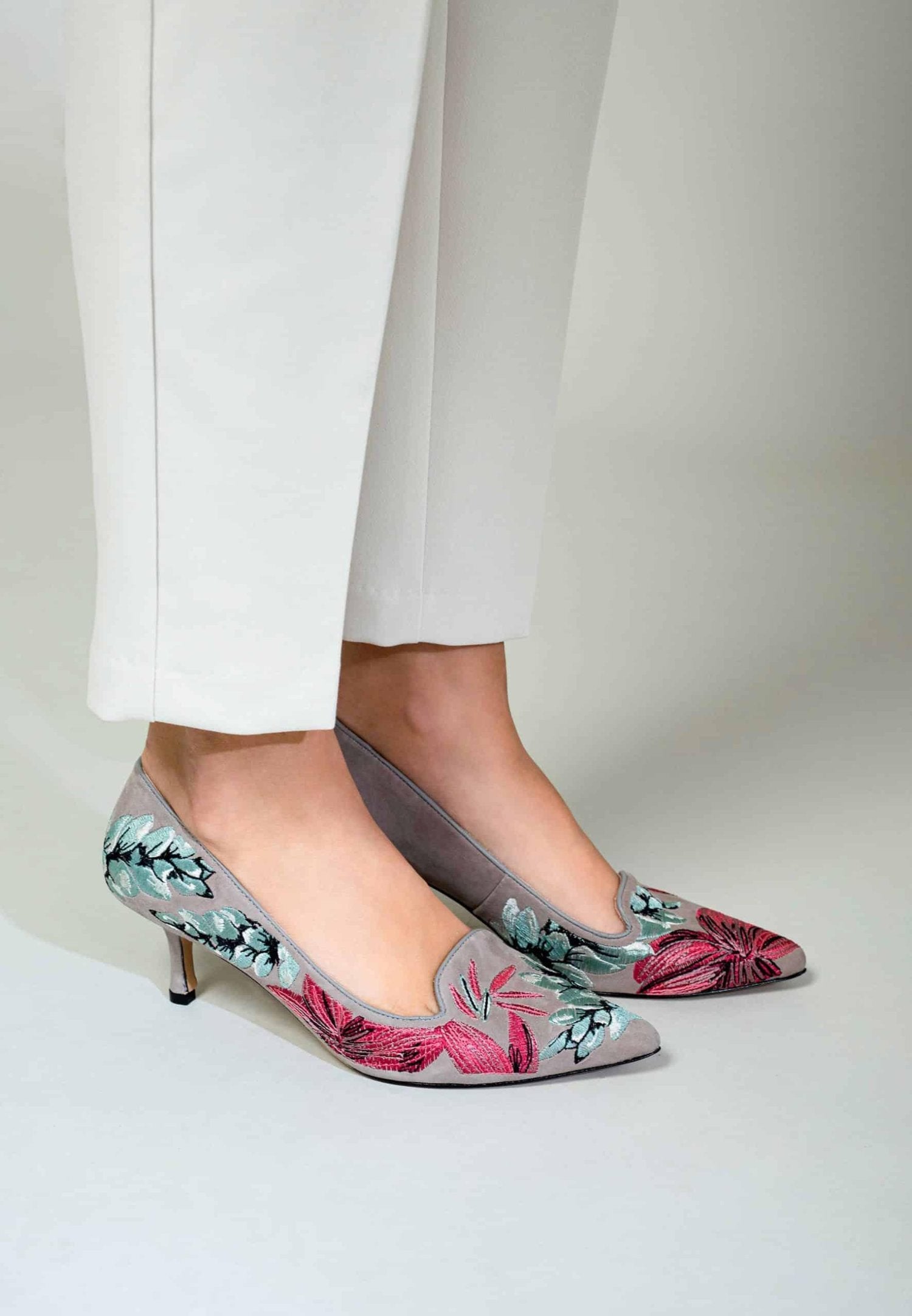 Mangará Ipê Suede Embroidered Pumps | Kitten Heel Style