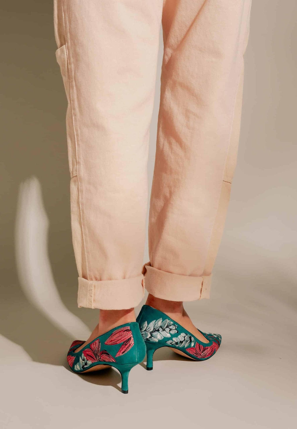 Mangará Ipê Suede Embroidered Pumps | Kitten Heel Style