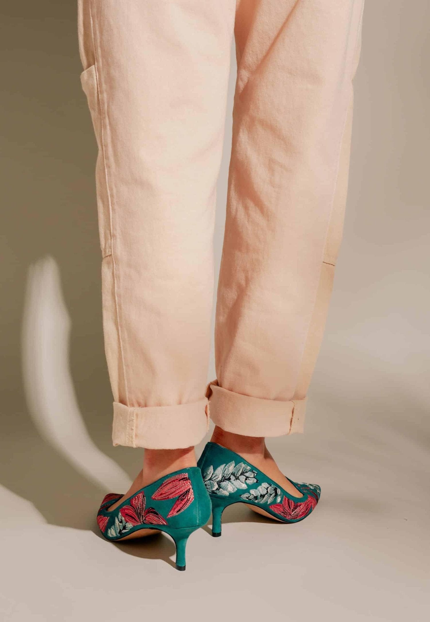 Mangará Ipê Suede Embroidered Pumps | Kitten Heel Style