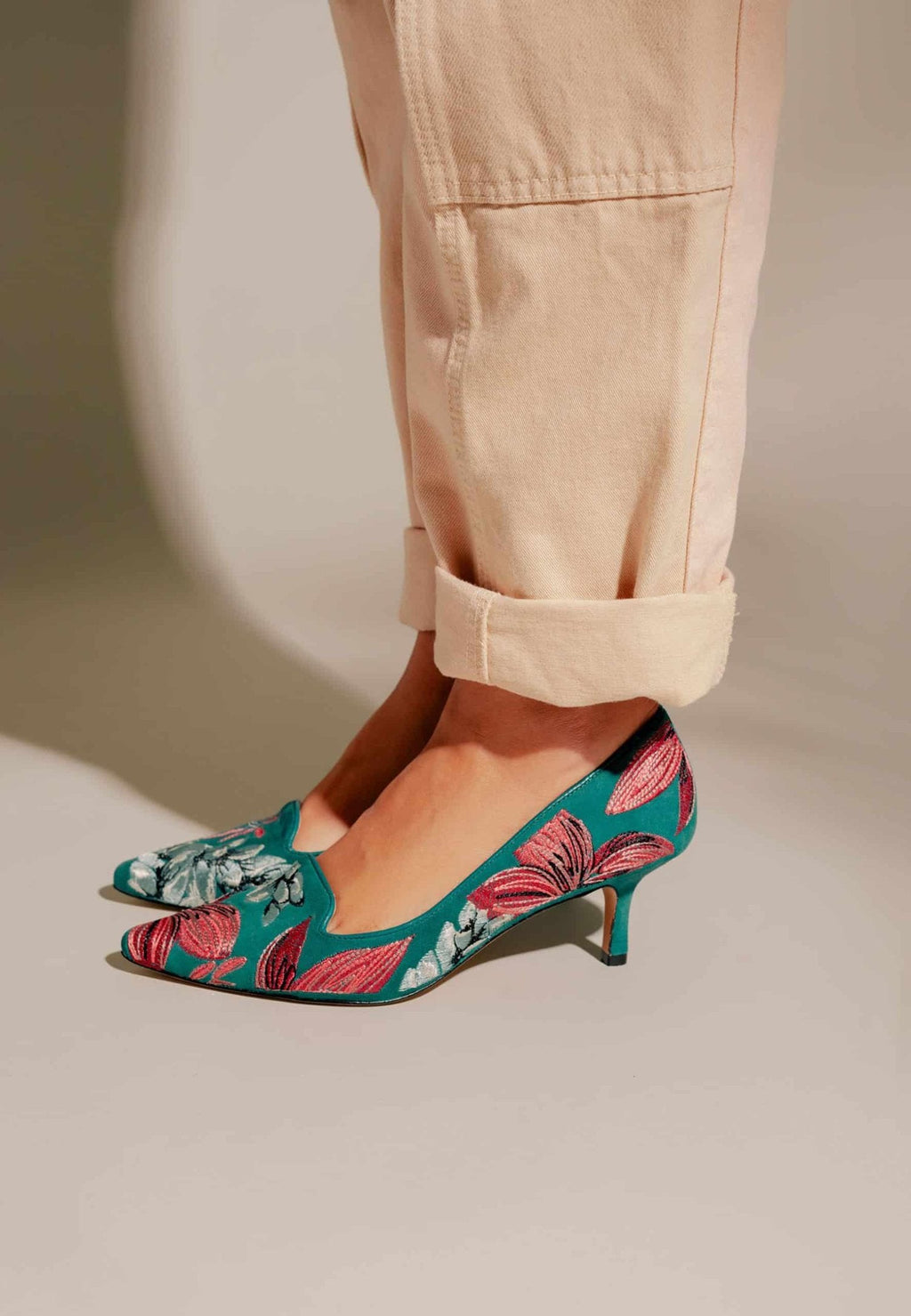 Mangará Ipê Suede Embroidered Pumps | Kitten Heel Style