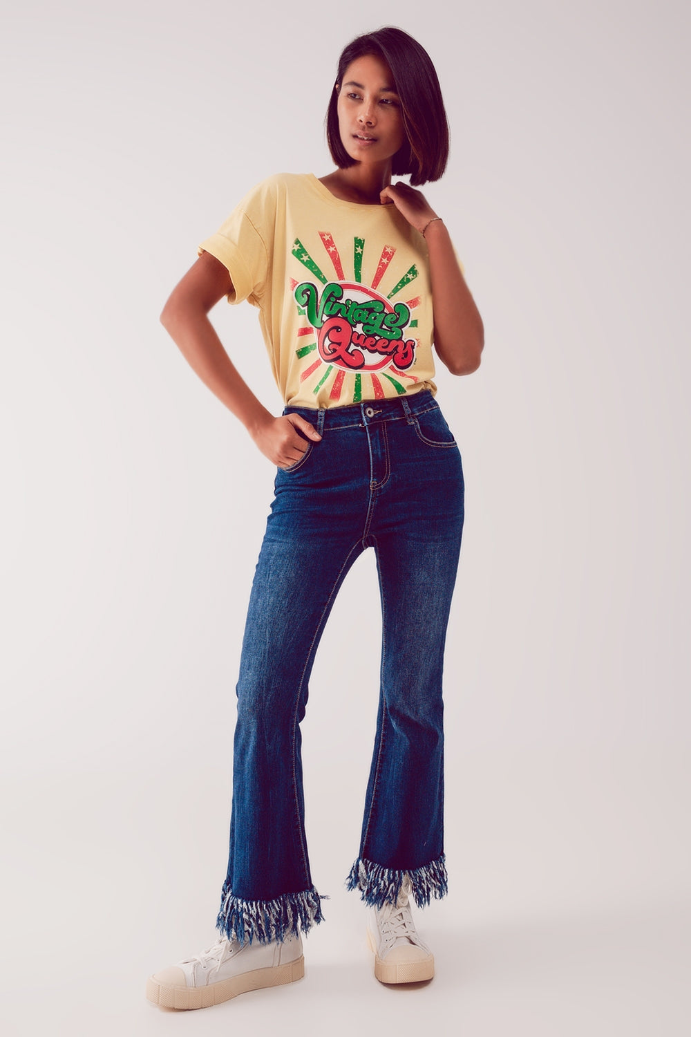 Relaxed T-Shirt with Yellow Vintage Queens Graphic Print