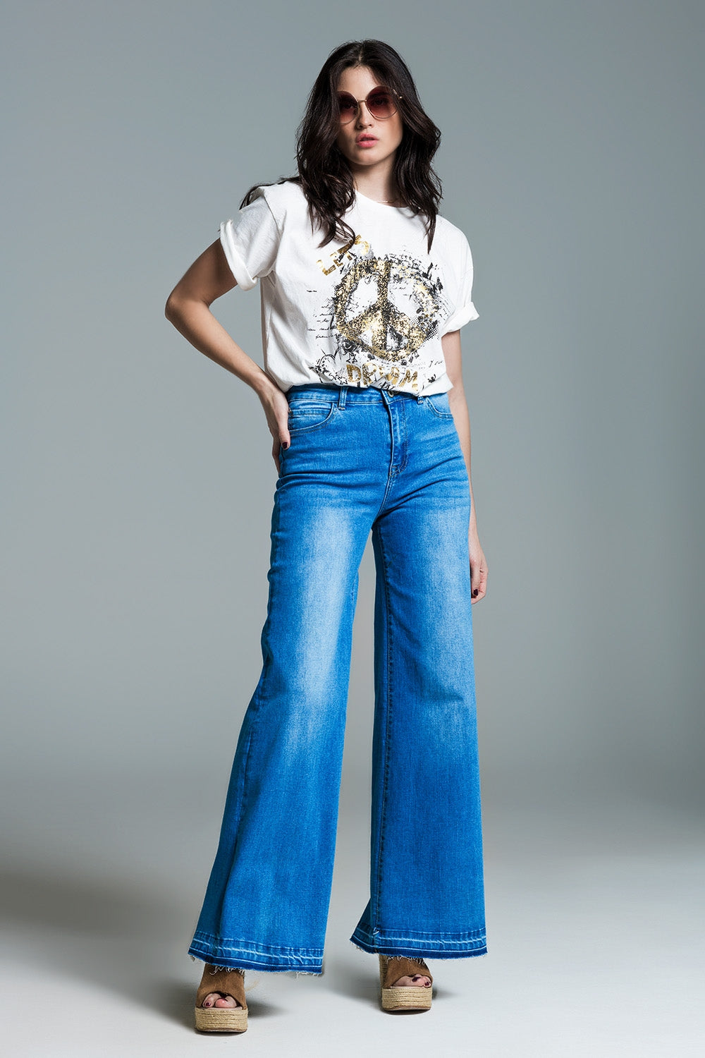 Short Sleeve T-Shirt with Graphic Peace Sign Design at the Front in Cream