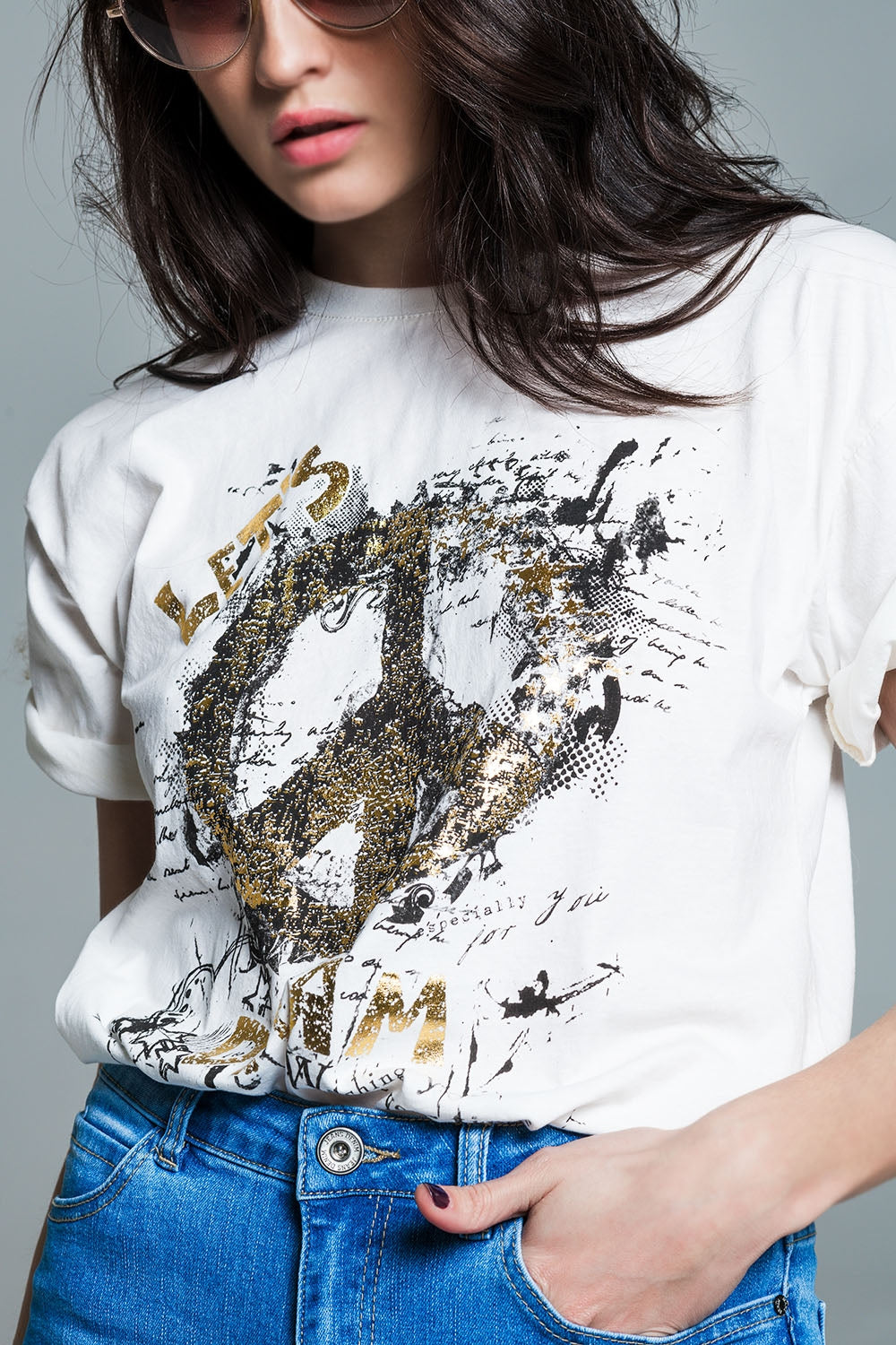 Short Sleeve T-Shirt with Graphic Peace Sign Design at the Front in Cream